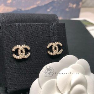 Authentic Chanel Small Stud Earrings in gold with pearls